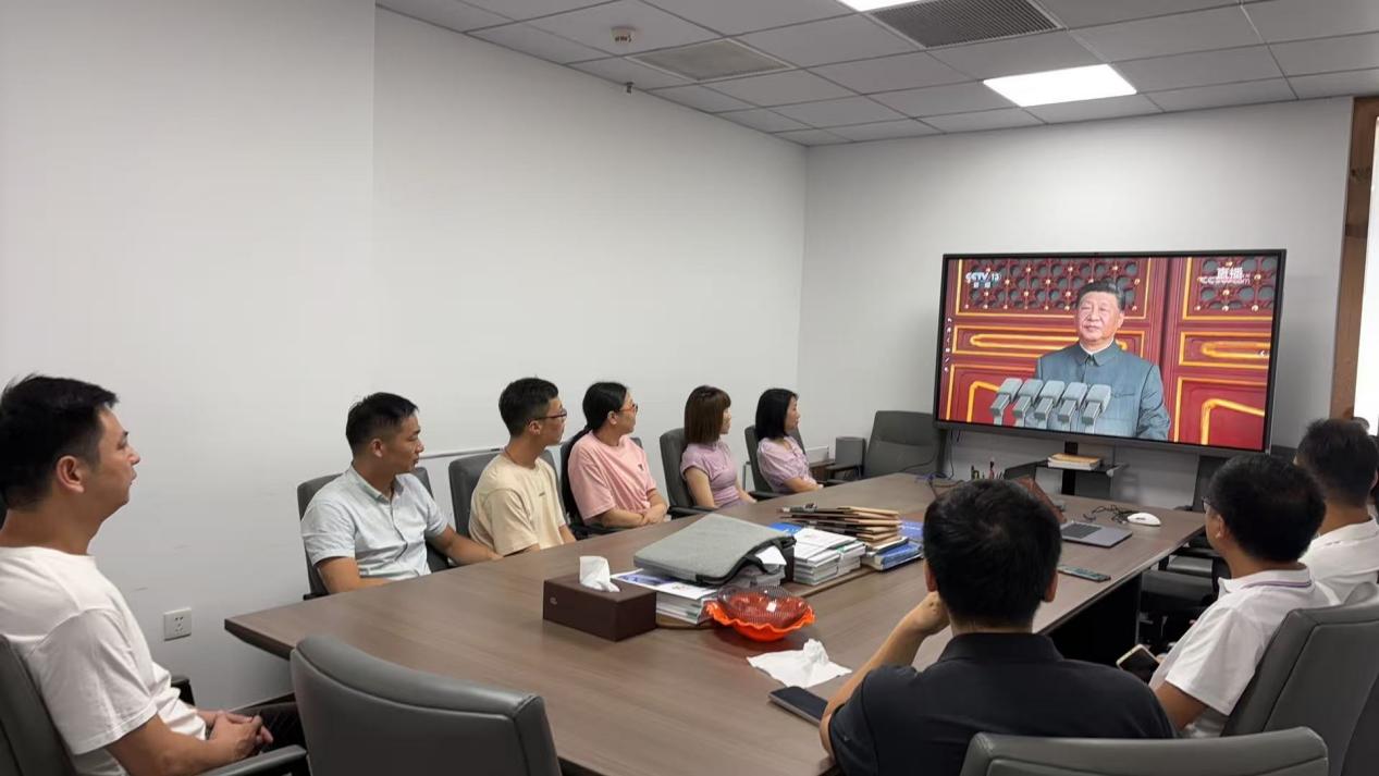 銘記歷史，展望未來--現(xiàn)代營造全體員工觀看抗戰(zhàn)勝利80周年閱兵盛典